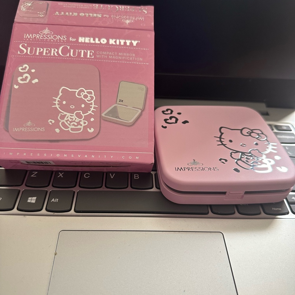 LED Hello Kitty compact mirror! 🪞 - Picture 2 of 3